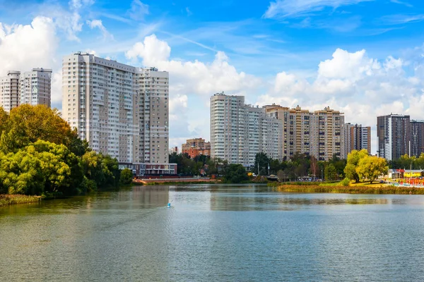 Puschkino Russland August 2020 Neue Mehrstöckige Wohnhäuser Ufer Des Flusses — Stockfoto