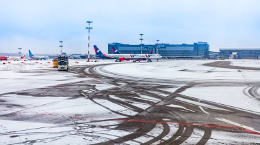 Moskova, Rusya, 11 Şubat 2020 Vnukovo uluslararası havaalanı, hizmet veren uçaklar.