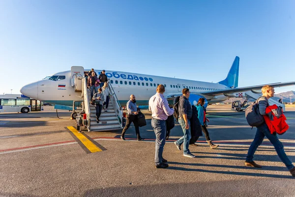 イタリア ベルガモ2020年2月11日 ベルガモ国際空港に着陸した後 乗客は飛行機を出発します Aeroporto Bergo Orio Serio — ストック写真