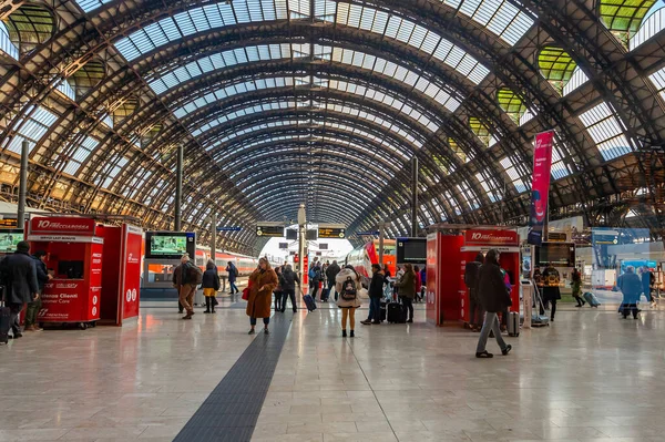 Milánó Olaszország 2020 Február Milano Centrale Vasútállomás Utascsarnokának Belseje — Stock Fotó