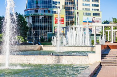 PUSHKINO, RUSSIA - 11 Ağustos 2020. Yaz öğleden sonra şehir manzarası. Şehir merkezinde bir anıt. 