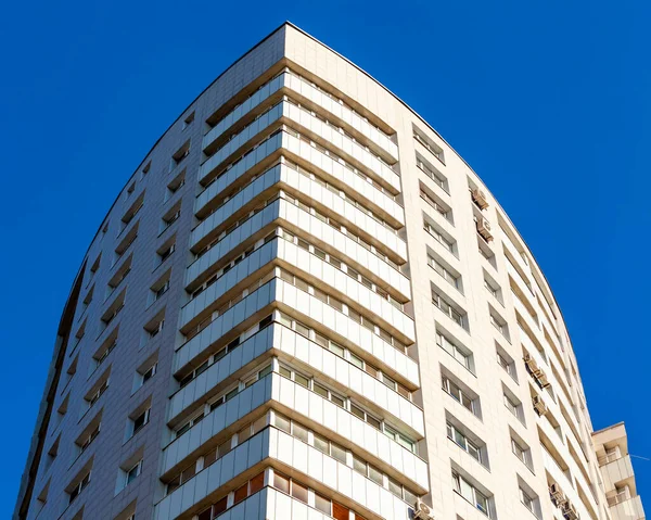 ロシアのプシュキノ2020年8月25日 新しいマルチ階建ての住宅 ファサードの断片 — ストック写真