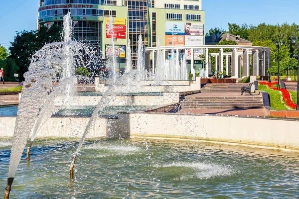 PUSHKINO, RUSSIA - 11 Ağustos 2020. Yaz öğleden sonra şehir manzarası. Şehir merkezinde bir anıt. 