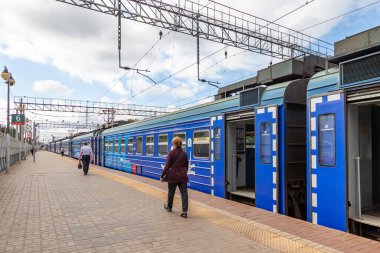 Pushkino, Rusya, 11 Ağustos 2020. İstasyon yakınlarındaki modern yüksek hızlı bölgesel tren.