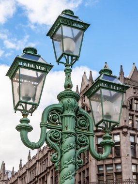 Moskova, Rusya, 11 Ağustos 2020. Binanın arka planında güzel bir sokak lambası