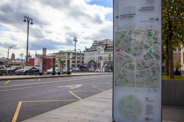 Moskova, Rusya, 11 Ağustos 2020. Lubyanka Meydanı 'nda şehir seyrüsefer elementleri