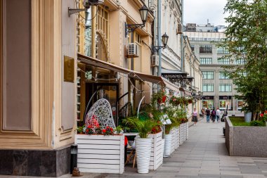 Moskova, Rusya, 11 Ağustos 2020. Şehir caddesindeki resimli kafe.
