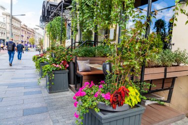 Moskova, Rusya, 11 Ağustos 2020. Şehir caddesindeki resimli kafe.