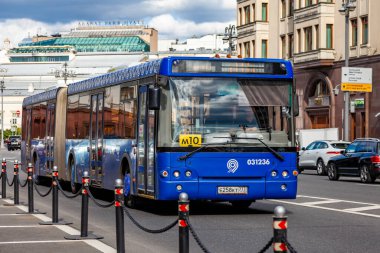 Moskova, Rusya, 11 Ağustos 2020. Otobüs şehir caddesi boyunca gidiyor.