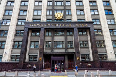 Moskova, Rusya, 11 Ağustos 2020. Caddenin silüeti Okhotny Ryad, devlet binası.