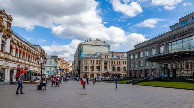 Moskova, Rusya, 11 Ağustos 2020. Kuznetsky 'nin ünlü alışveriş caddesinin mimari topluluğu şehrin tarihi bölgesinde.