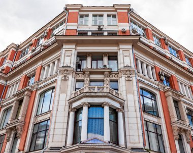 Moskova, Rusya, 11 Ağustos 2020. Şehrin tarihi semtinin mimari topluluğu. Cephe Parçası