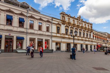 Moskova, Rusya, 11 Ağustos 2020. Kuznetsky 'nin ünlü alışveriş caddesinin mimari topluluğu şehrin tarihi bölgesinde.
