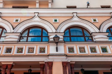 Moskova, Rusya, 11 Ağustos 2020. Şehrin tarihi semtinin mimari topluluğu. Cephe Parçası