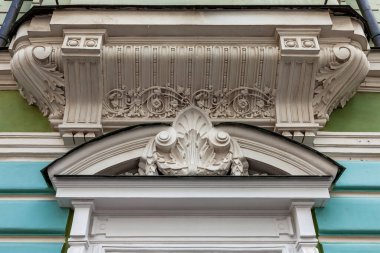 Moskova, Rusya, 11 Ağustos 2020. Şehrin tarihi semtinin mimari topluluğu. Cephe Parçası