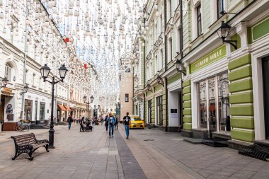 Moskova, Rusya, 11 Ağustos 2020. Stoleshnikov Lane geleneksel mimari kıyafetleriyle tipik bir Moskova caddesi..
