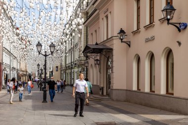 Moskova, Rusya, 11 Ağustos 2020. Stoleshnikov Lane geleneksel mimari kıyafetleriyle tipik bir Moskova caddesi..