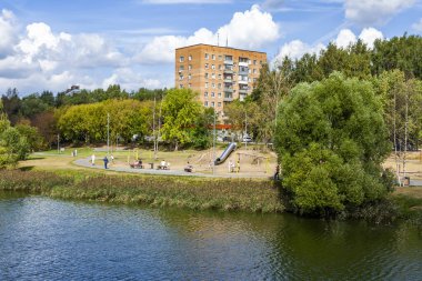 Pushkino, Rusya, 25 Ağustos 2020. Serebryanka nehrinin resimli kıyısı