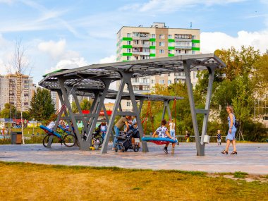 Pushkino, Rusya, 25 Ağustos 2020. Serebryanka nehrinin manzaralı kıyısında dinlenme yeri.