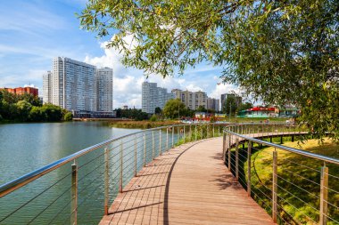 Pushkino, Rusya, 25 Ağustos 2020. Serebryanka nehrinin resimli kıyısı