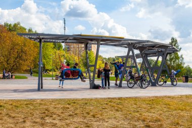 Pushkino, Rusya, 25 Ağustos 2020. Serebryanka nehrinin manzaralı kıyısında dinlenme yeri.