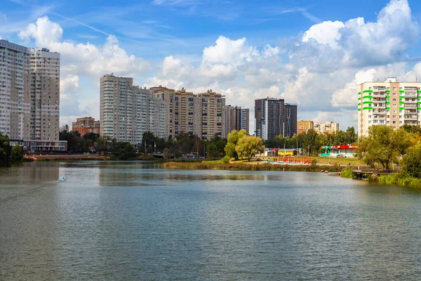 Pushkino Ryssland Augusti 2020 Nya Flervåningshus Vid Stranden Floden Serebryanka — Stockfoto