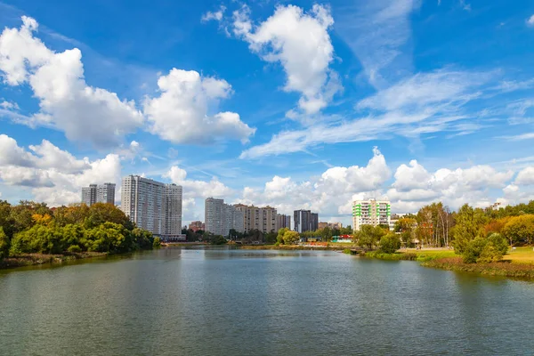 Pushkino Ryssland Augusti 2020 Nya Flervåningshus Vid Stranden Floden Serebryanka — Stockfoto