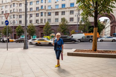 Moskova, Rusya, 11 Ağustos 2020. Tverskaya başkentin ana caddelerinden biridir. Kadın caddenin yanından geçiyor.