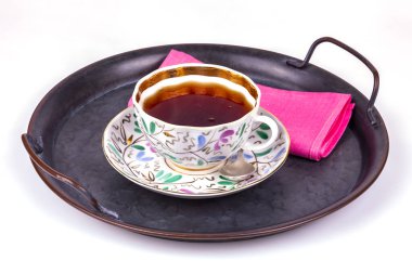 Bir fincan çay güzel bir porselen fincanda eski metal bir tepside