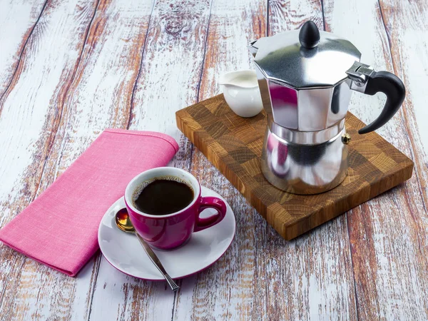 Kahve için masayı hazırla. Gayzer kahve makinesi ve çay tabağı.