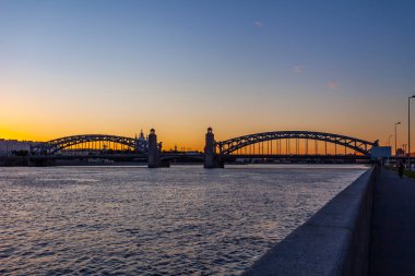 St. Petersburg, Rusya, 13 Temmuz 2020. Neva Nehri 'nin beyaz gecelerdeki manzarası ve seti