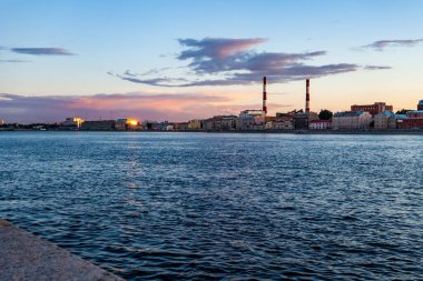 St. Petersburg, Rusya, 13 Temmuz 2020. Neva Nehri 'nin beyaz gecelerdeki manzarası ve seti