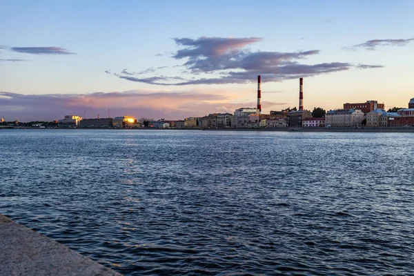 St. Petersburg, Rusya, 13 Temmuz 2020. Neva Nehri 'nin beyaz gecelerdeki manzarası ve seti