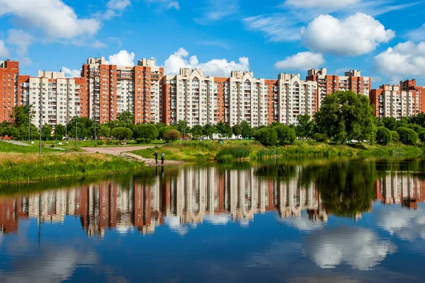 2020年6月13日 俄罗斯圣彼得堡 多层现代住宅建筑与池塘中的倒影 — 图库照片