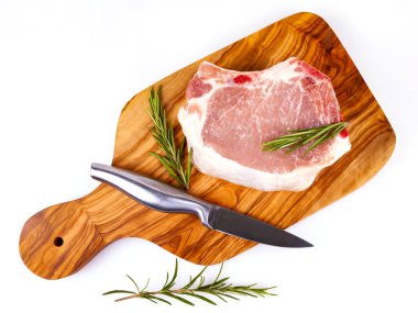 Masanın üzerinde bir parça ham domuz eti.