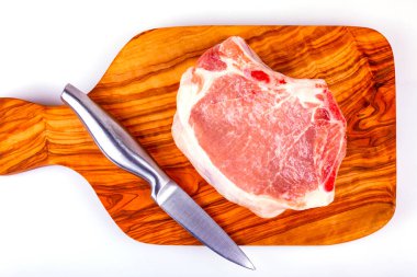 Masanın üzerinde bir parça ham domuz eti.