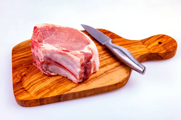 Masanın üzerinde bir parça ham domuz eti.