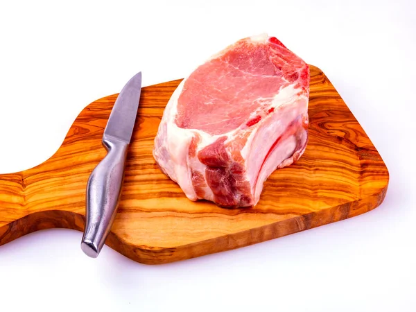 Masanın üzerinde bir parça ham domuz eti.