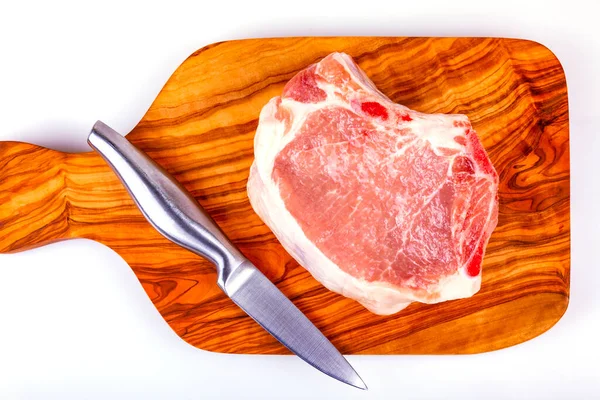 Masanın üzerinde bir parça ham domuz eti.