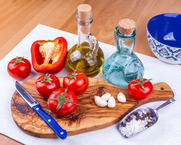 Zutaten Zum Kochen Von Frischem Salat Tomaten Meersalz Basilikum Pfeffer — Stockfoto