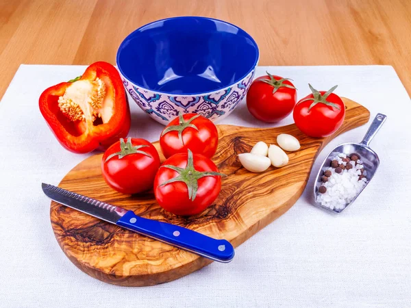 Zutaten Zum Kochen Von Frischem Salat Tomaten Meersalz Basilikum Pfeffer — Stockfoto