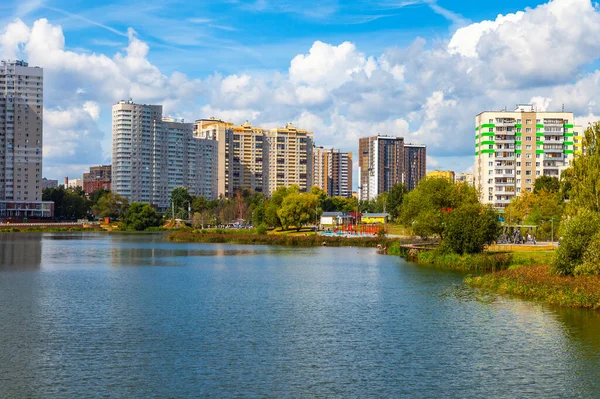 Puschkino Russland August 2020 Neue Mehrstöckige Wohnhäuser Ufer Des Flusses — Stockfoto