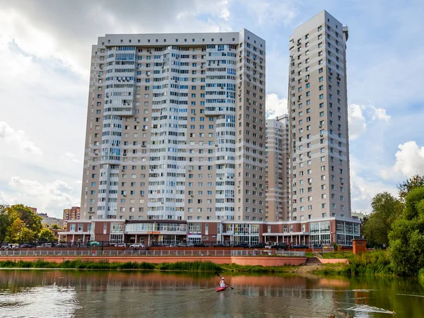 ロシアのプシュキノ2020年8月25日 Serebryanka川のほとりに新しい多階建ての住宅ビル — ストック写真