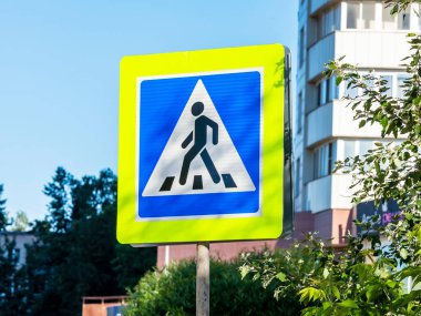 PUSHKINO, RUSSIA, 13 Haziran 2020. Şehir mimarisinin arka planına karşı ulaşım elementleri