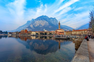 Lecco, İtalya, 16 Şubat 2020. Como Gölü 'nün bulutlu havadaki manzaralı seti ve arkasındaki dağlar.. 