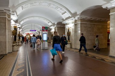 St. Petersburg Rusya, 13 Haziran 2020. Pushkinskaya istasyonuna giriş. Bu istasyon dünyanın en derin istasyonlarından biridir..
