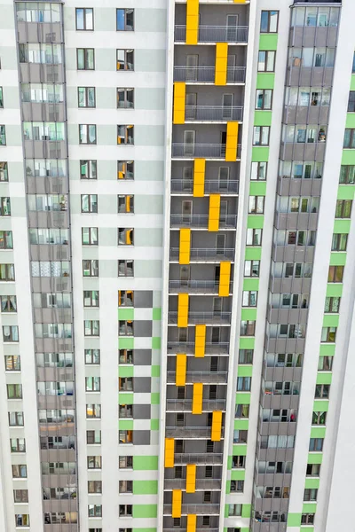 ロシアのサンクトペテルブルク2020年6月13日 複数階建ての近代的な住宅ビル ファサードの断片 — ストック写真