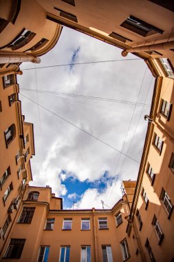 St. Petersburg, Rusya, 13 Haziran 2020. Rubinstein caddesindeki şehir avlusunun tipik manzarası. Evlerin arasında gökyüzü görünüyor.