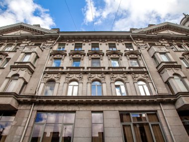 St. Petersburg, Rusya, 13 Haziran 2020. Rubinstein Caddesi 'ndeki bir binanın ön cephesi şehrin tarihi binaları için tipik bir yer..