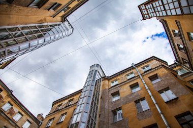 St. Petersburg, Rusya, 13 Haziran 2020. Rubinstein caddesindeki şehir avlusunun tipik manzarası. Evlerin arasında gökyüzü görünüyor.